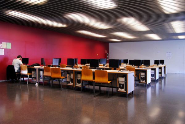 Sala d'informàtica amb llocs d'ordinador