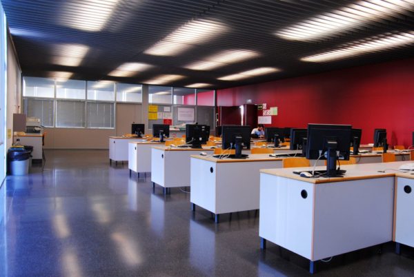 Una altra vista de la sala d'informàtica