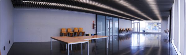 Sala Ximo Mora amb taules de treball