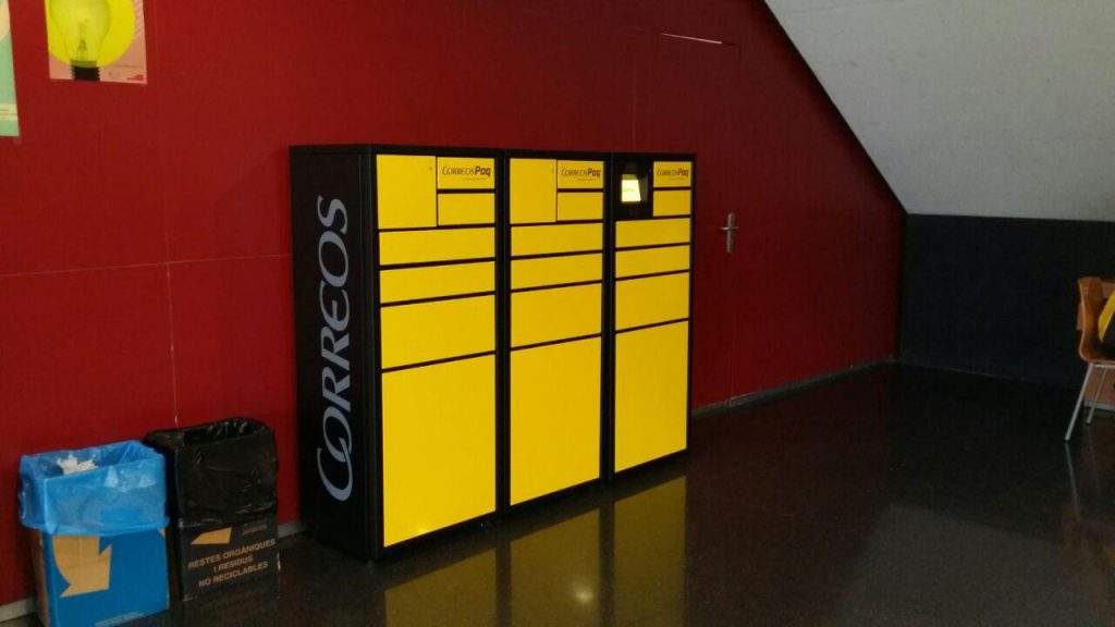 Taquilles grogues CityPaq de Correus en la planta baixa