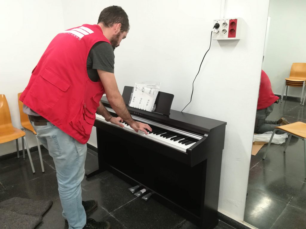 Installing the piano in the rehearsal room