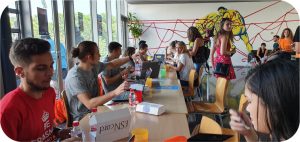 Estudiants a les taules informatives del Welcome Day 2019
