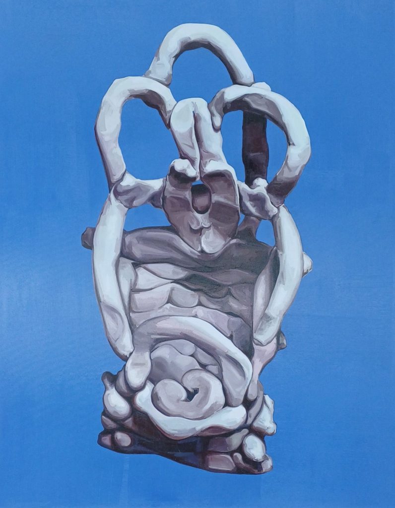 Pintura «Somática»: figura escultórica blanca de formas orgánicas, con arcos enlazados arriba y pliegues en espiral abajo, sobre un fondo azul liso