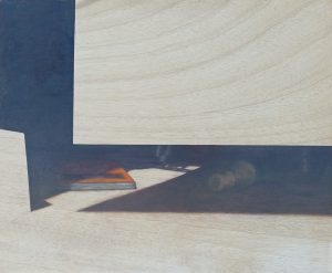 Pintura «Lolita»: interior en sombra azul oscuro con zonas de luz donde se ve la veta de la tabla, y un libro naranja en el suelo