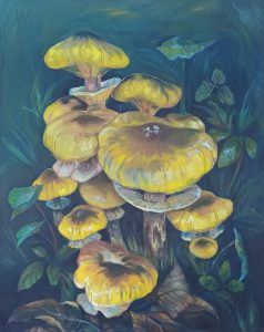 Pintura «Fungi»: grupo de setas amarillas con el sombrero de centro marrón entre hojas verdes, sobre un fondo oscuro azul verdoso de pinceladas sueltas