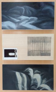 Tríptico «Registre de l'absència»: tres tablas, dos con telas arrugadas pintadas en grises y azul oscuro y, en medio, una foto instantánea y un dibujo a lápiz