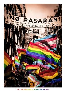 Fotomontaje digital «No volveremos al blanco & negro»: calle antigua en sepia con la pancarta “¡No pasarán!” y una multitud que ondea banderas LGTBI de colores