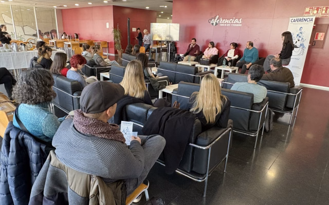 Públic assegut en butaques escolta una taula de ponents durant la Caferència del Fons d'Art i Patrimoni a la Casa de l'Estudiant