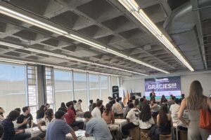 Estudiants asseguts a la sala Ximo Mora seguixen el tancament del Hackaton Dream BIG 2026, amb la pantalla de l'escenari que mostra «Gràcies»