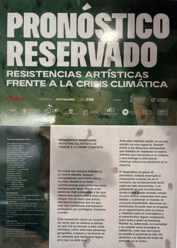 Cartel de la exposición «Pronóstico Reservado. Resistencias artísticas frente a la crisis climática», con los créditos y el texto de presentación