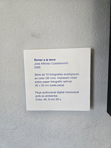 Cartel·la de l'obra «Tornar a la terra» (2026): sèrie de 10 fotografies analògiques en color i una peça audiovisual digital monocanal