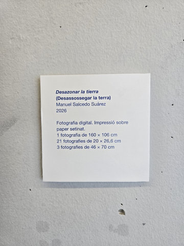 Cartel·la de l'obra «Desazonar la tierra (Desassossegar la terra)» (2026): fotografies digitals impreses sobre paper setinat