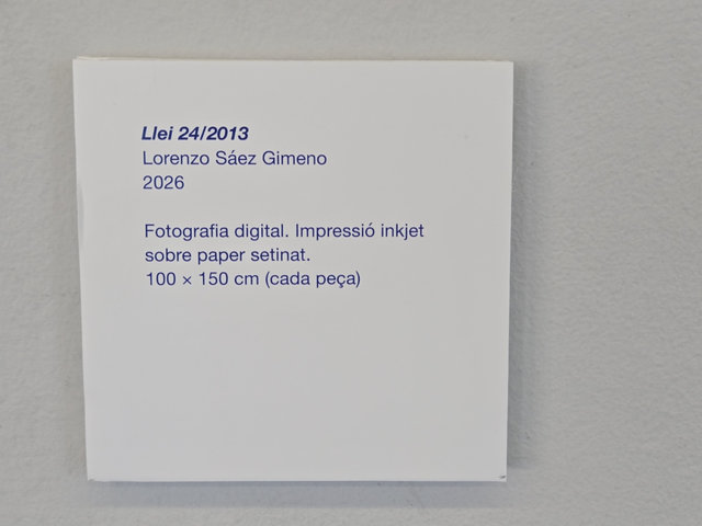 Cartel·la de l'obra «Llei 24/2013» (2026): fotografia digital, impressió inkjet sobre paper setinat, 100 × 150 cm cada peça