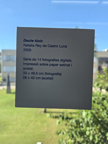 Cartel·la de l'obra «Deute tòxic» (2026): sèrie de 14 fotografies digitals impreses sobre paper setinat i acetat