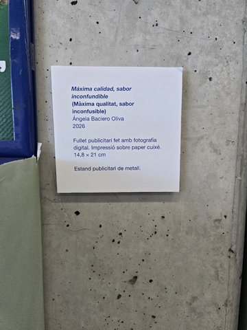 Cartel·la de l'obra «Màxima qualitat, sabor inconfusible» (2026): fullet publicitari fet amb fotografia digital i estand publicitari de metall