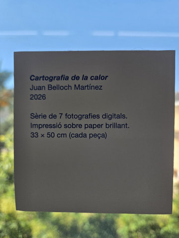 Cartel·la de l'obra «Cartografia de la calor» (2026): sèrie de 7 fotografies digitals impreses sobre paper brillant, 33 × 50 cm cada una