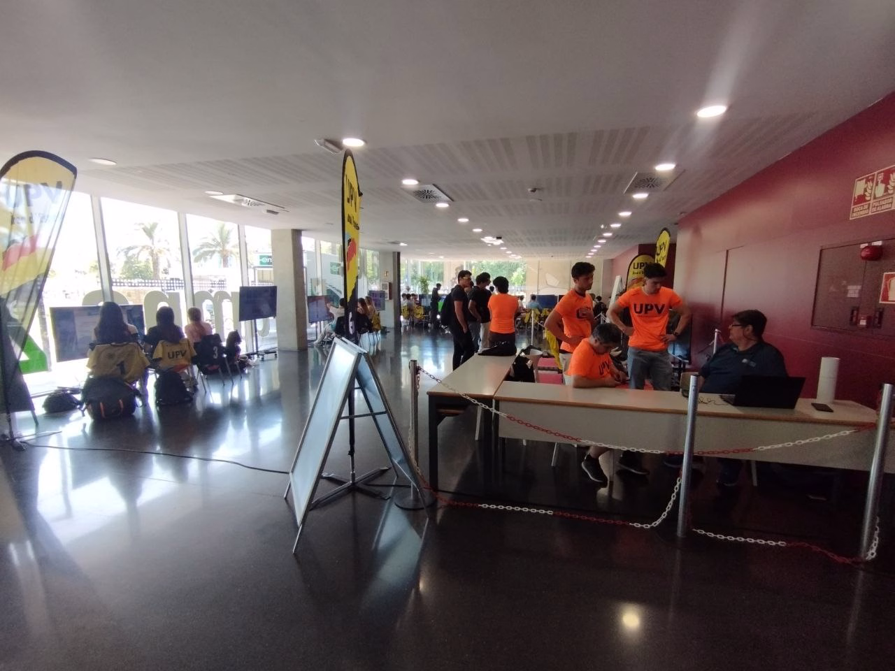 Mesa redonda del Womanation Congress 2025: cinco ponentes en butacas sobre el escenario y el público en primer término