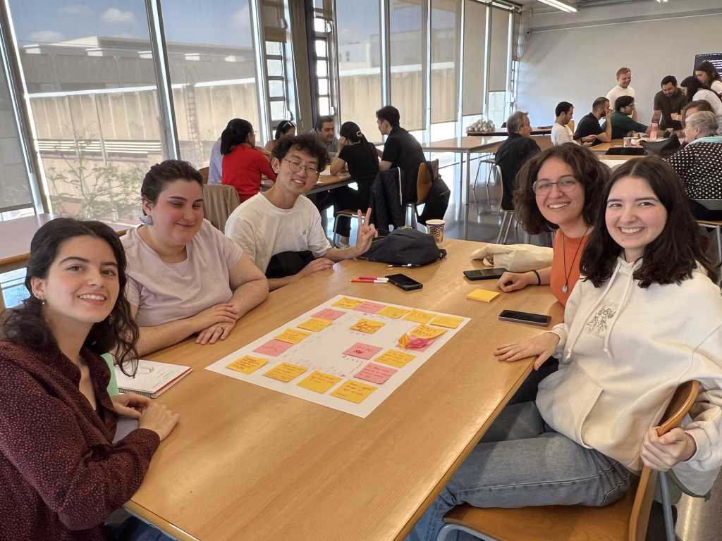 Cinco personas, la mayoría con uniforme sanitario, posan durante el Día del Donante de Sangre UPV, con camillas de donación al fondo