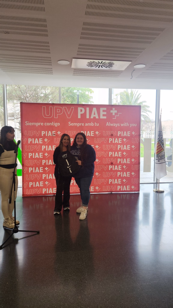Panel de la exposición sobre soportes de madera con la foto de una mujer en un huerto y un texto sobre el trabajo agrícola de las mujeres rurales en Bolivia