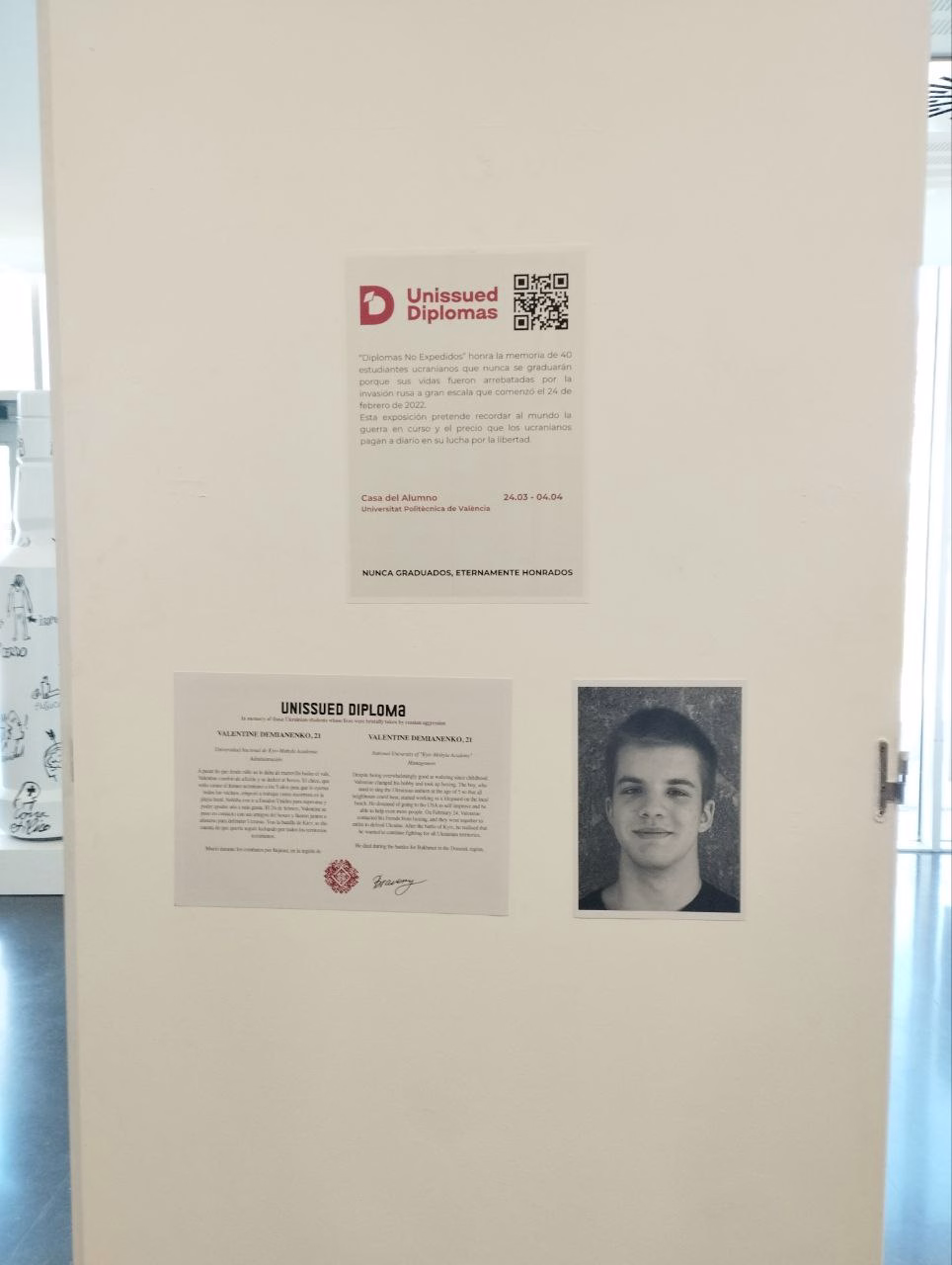Poster 'DANA 29 octubre. Ausencias que nos duelen' (Absences that hurt us) on a study-room column, with a tribute to the victims of the October 2024 floods